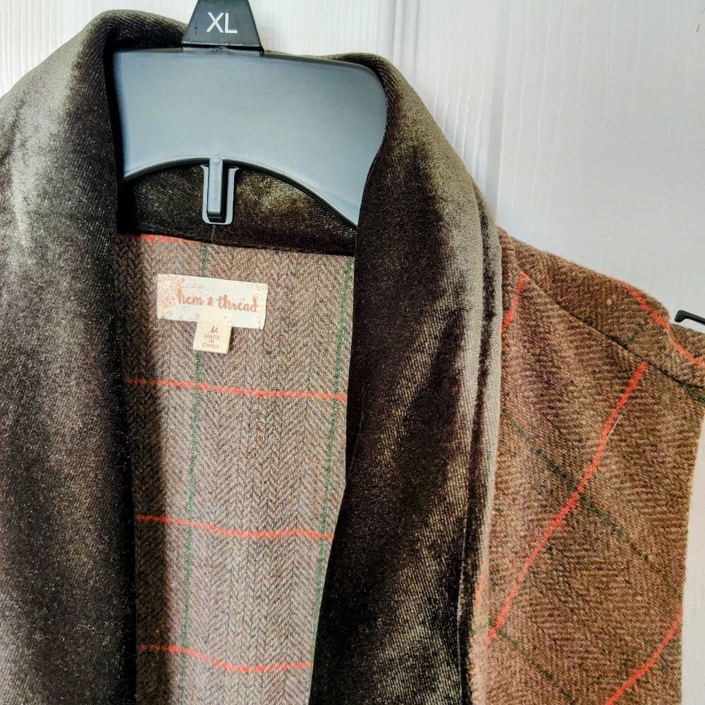 Hem & Thread Vest - Picture 3 of 5